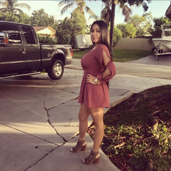 Deep coral open shoulder and v-cut romper. - Picture 4 of 6